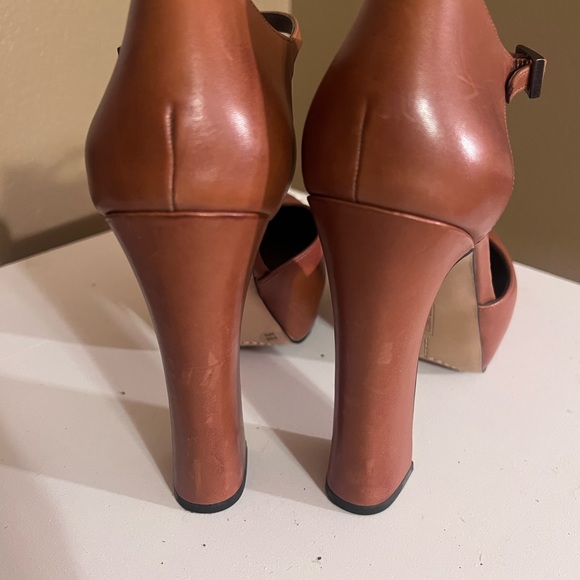 Vince Camuto tan platform heel. Size 9.5 - Picture 9 of 9